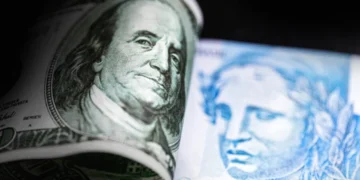 Dólar sob pressão com cortes de taxas de juros nos EUA exige atenção de emergentes