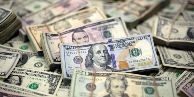 Apesar do IOF e da “tarifa zero” no transporte, dólar cai e Bolsa sobe