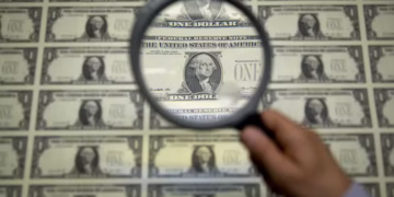O dólar sobe para R$ 5,35, seguindo a tendência externa e em resposta aos comentários de Haddad