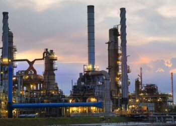 A Petrobras está aplicando R$ 42 bilhões para expandir a capacidade de refino nas unidades RNEST e Boaventura, afirma Magda