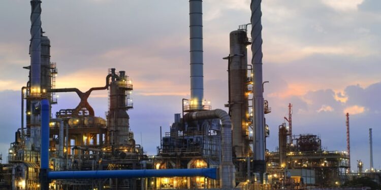 A Petrobras está aplicando R$ 42 bilhões para expandir a capacidade de refino nas unidades RNEST e Boaventura, afirma Magda
