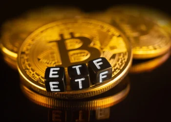 A BlackRock continua concentrada em Bitcoin e Ethereum, adotando cautela antes de se expandir para outros ETFs de criptomoedas