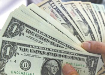 Mercados internacionais em alerta: Ibovespa recua e dólar aumenta diante das incertezas