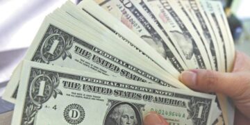 Mercados internacionais em alerta: Ibovespa recua e dólar aumenta diante das incertezas