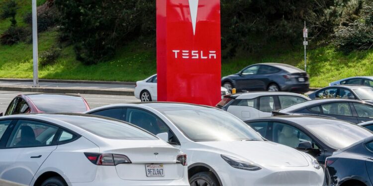 Apesar de vendas recordes, lucro da Tesla cai 29%, decepcionando analistas