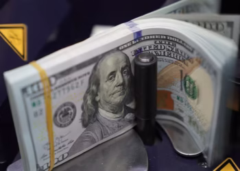 O dólar apresenta uma leve queda, encerrando a R$ 5,46, acompanhando o cenário externo; índice Ibovespa registra alta