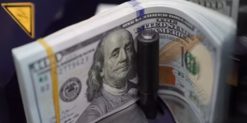 O dólar apresenta uma leve queda, encerrando a R$ 5,46, acompanhando o cenário externo; índice Ibovespa registra alta