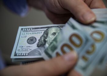 Dólar cai para R$ 5,44 com atenção voltada ao exterior; Ibovespa sofre queda sob pressão do BTG, Petrobras e Vale