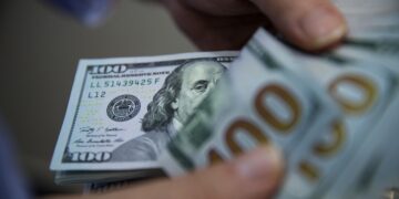 Dólar cai para R$ 5,44 com atenção voltada ao exterior; Ibovespa sofre queda sob pressão do BTG, Petrobras e Vale