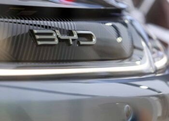 Após investir R$ 5,5 bilhões, a BYD começa a produzir no Brasil