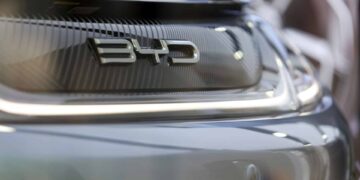 Após investir R$ 5,5 bilhões, a BYD começa a produzir no Brasil