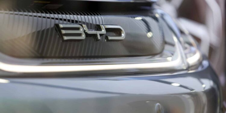 Após investir R$ 5,5 bilhões, a BYD começa a produzir no Brasil