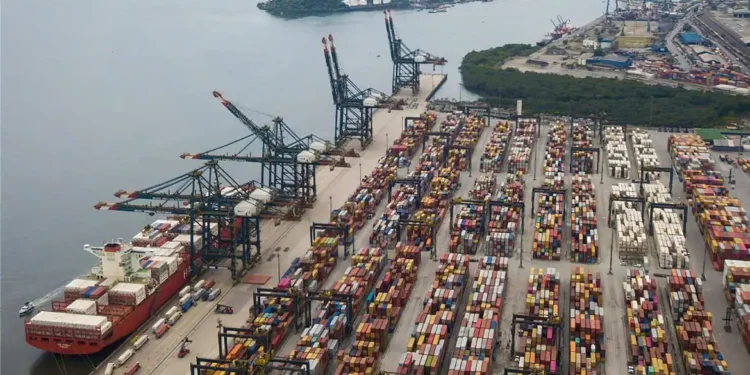 Após a tarifaço, as exportações do Ceará para os EUA caíram em 19 cidades, resultando em um prejuízo superior a US$ 11 milhões