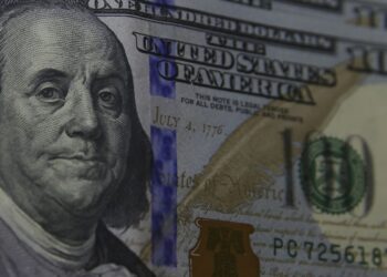 Dólar encerra o dia em alta devido ao agravamento do risco fiscal e paralisação parcial nos Estados Unidos