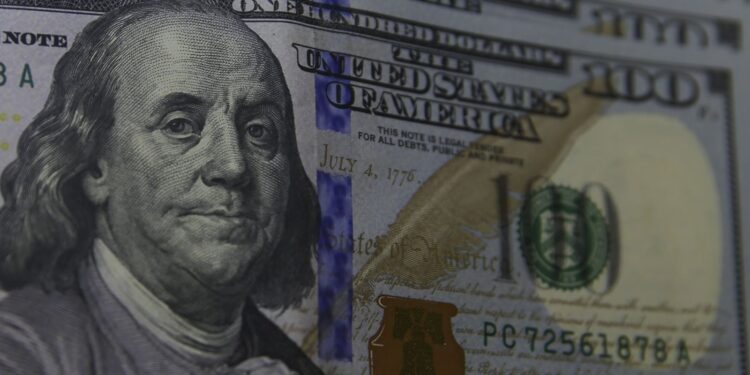 Dólar encerra o dia em alta devido ao agravamento do risco fiscal e paralisação parcial nos Estados Unidos
