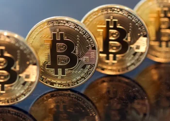 Enquanto investidores aguardam a decisão sobre as taxas de juros do Federal Reserve, o Bitcoin despenca para US$ 112 mil