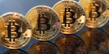 Enquanto investidores aguardam a decisão sobre as taxas de juros do Federal Reserve, o Bitcoin despenca para US$ 112 mil
