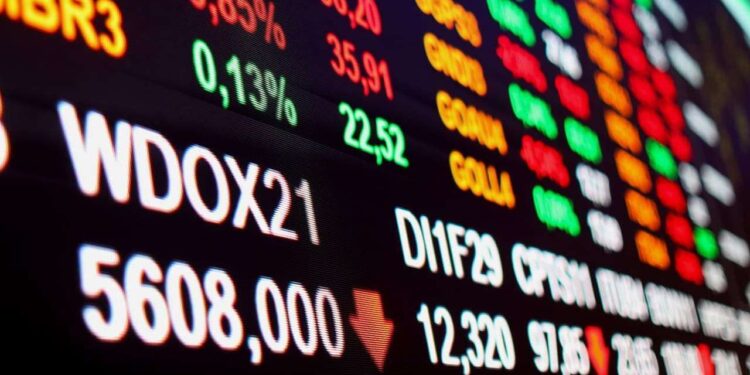 Ibovespa avança em dia de alta acentuada do petróleo e WEG firme; dólar cai com atenção voltada ao exterior