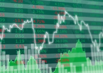 Ibovespa encerra em alta, com valorização generalizada das ações; dólar em queda