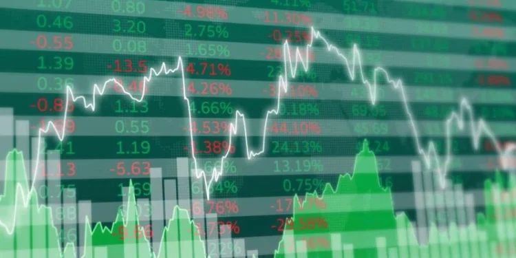 Ibovespa encerra em alta, com valorização generalizada das ações; dólar em queda