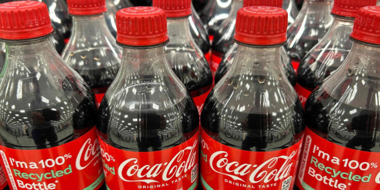 Coca-Cola com “receita de Trump” inicia vendas nos Estados Unidos
