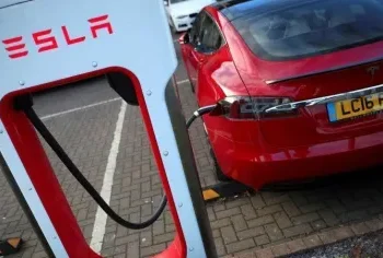 Tesla apresenta versão mais acessível para competir com veículos chineses; confira o valor