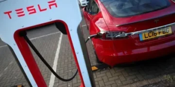 Tesla apresenta versão mais acessível para competir com veículos chineses; confira o valor