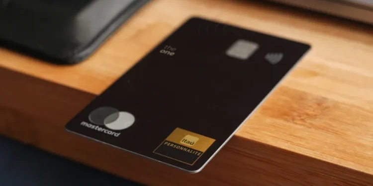 Itaú e C6 lançam cartão premium para clientes milionários