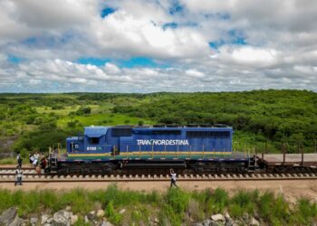A primeira viagem da Transnordestina entre os estados do Piauí e Ceará foi adiada devido à ausência de licença do Ibama