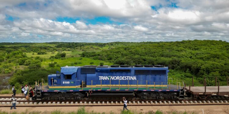 A primeira viagem da Transnordestina entre os estados do Piauí e Ceará foi adiada devido à ausência de licença do Ibama