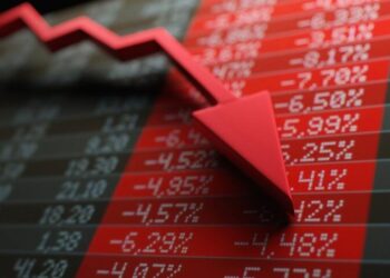 Ibovespa encerra em baixa, influenciado pela pressão dos bancos; dólar recua