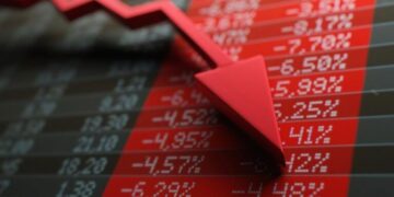 Ibovespa encerra em baixa, influenciado pela pressão dos bancos; dólar recua