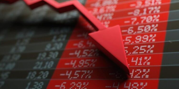 Ibovespa encerra em baixa, influenciado pela pressão dos bancos; dólar recua