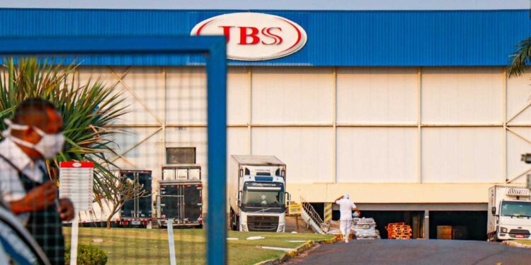 A JBS (JBSS32) apresentou um lucro líquido de US$ 581 milhões, conforme previsto, porém a margem ficou abaixo do esperado