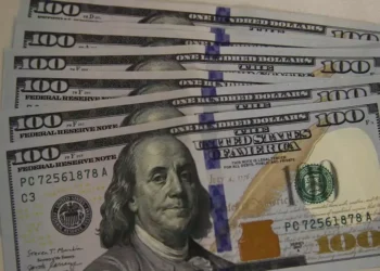 Após o término do shutdown, Ibovespa encerra em baixa e dólar registra alta