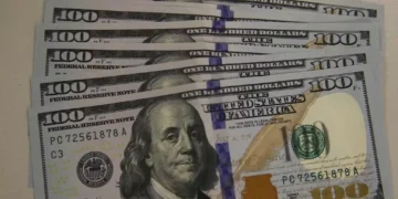 Após o término do shutdown, Ibovespa encerra em baixa e dólar registra alta