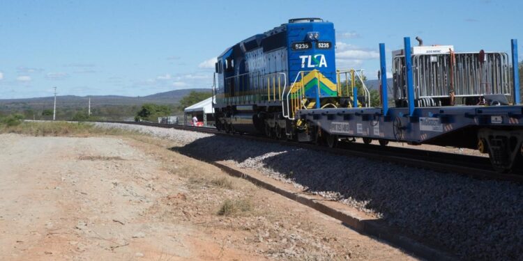 Qual é o efeito do atraso da Transnordestina na economia cearense, após o Ibama ter impedido a operação?