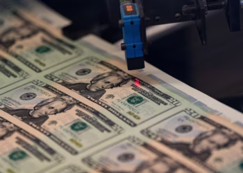 Ibovespa encerra em baixa após realização de lucros; dólar em alta