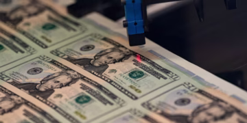 Ibovespa encerra em baixa após realização de lucros; dólar em alta