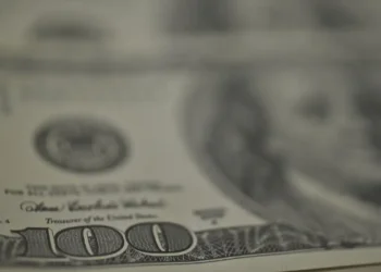 Ibovespa encerra em alta com informações dos EUA; dólar cai