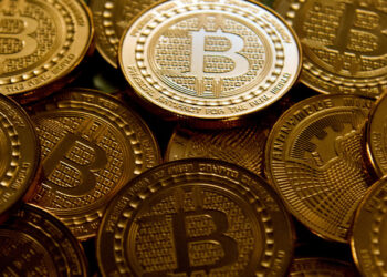 Bitcoin cai para menos de US$ 100 mil, atingindo seu menor valor desde maio, em meio à queda em Wall Street