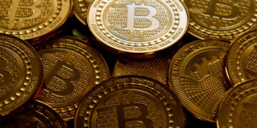 Bitcoin cai para menos de US$ 100 mil, atingindo seu menor valor desde maio, em meio à queda em Wall Street