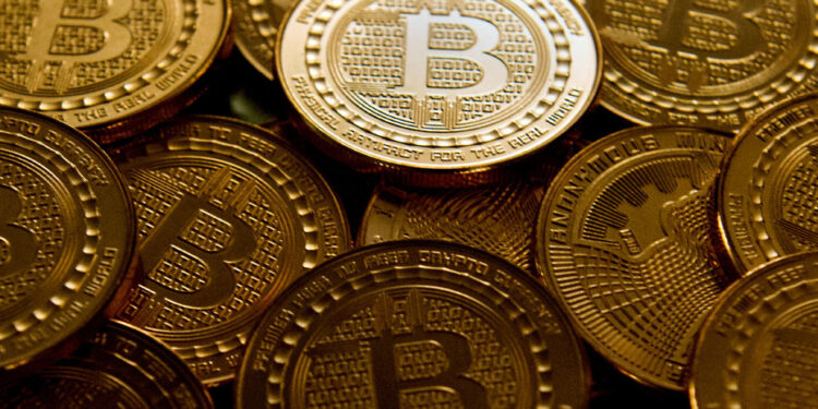 Bitcoin cai para menos de US$ 100 mil, atingindo seu menor valor desde maio, em meio à queda em Wall Street