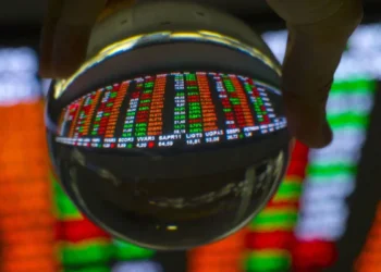 Ibovespa atinge recorde com IPCA e ata do Copom; dólar em queda