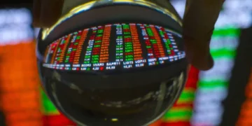 Ibovespa atinge recorde com IPCA e ata do Copom; dólar em queda