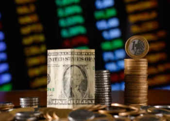 Ibovespa encerra em baixa com ata do Fed; dólar em alta