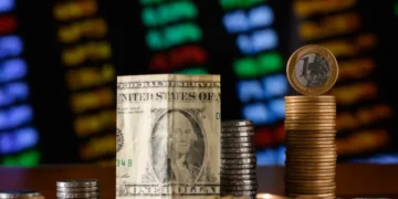 Ibovespa encerra em baixa com ata do Fed; dólar em alta