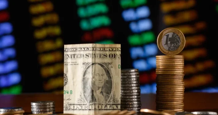 Ibovespa encerra em baixa com ata do Fed; dólar em alta