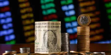 Ibovespa encerra em baixa devido ao feriado nos EUA; alta do dólar