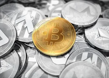 O mercado global de criptomoedas observa uma estabilidade temporária: a capitalização aumenta e o sentimento melhora, porém há alerta para o risco de liquidez